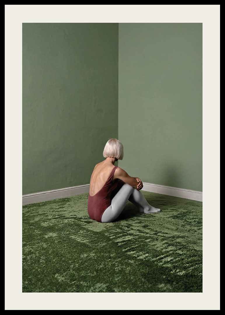 Eine Ballerina sitzt still in einem grünen, friedlichen Zimmer.-12