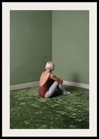 Une ballerine est assise tranquillement dans une pièce verte et paisible.-2