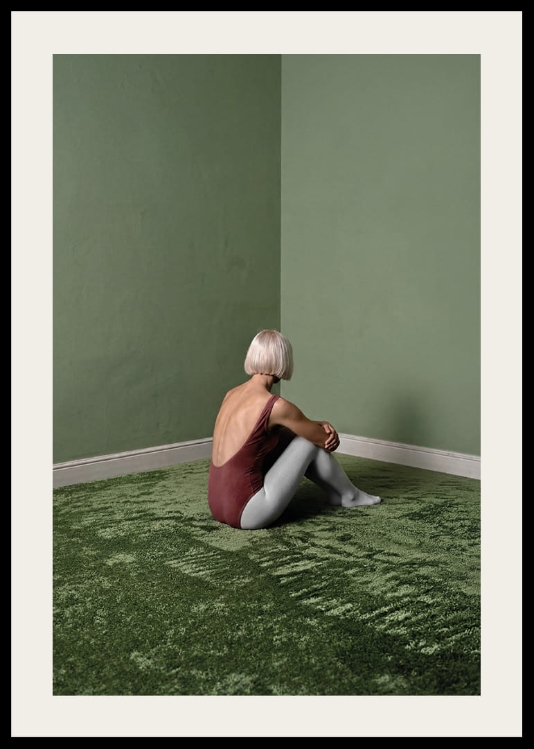 Une ballerine est assise tranquillement dans une pièce verte et paisible.-12