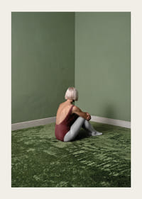 Une ballerine est assise tranquillement dans une pièce verte et paisible.-3