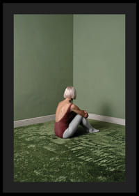 Une ballerine est assise tranquillement dans une pièce verte et paisible.-4