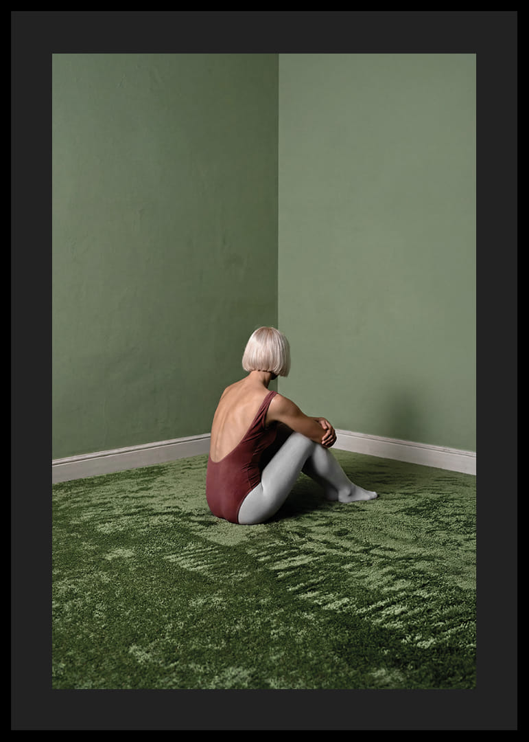 Une ballerine est assise tranquillement dans une pièce verte et paisible.-12