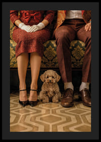 Une scène élégante avec un chien dans un décor vintage.-4