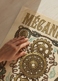 Intrikata kugghjul i en historisk design fascinerar åskådaren.-3