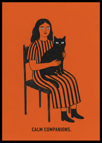 Een vrouw en een kat in vredig samenzijn tegen een warme oranje achtergrond.-6