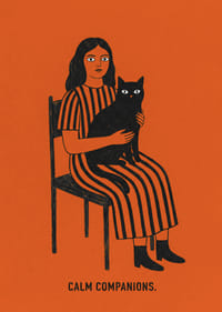 Een vrouw en een kat in vredig samenzijn tegen een warme oranje achtergrond.-7