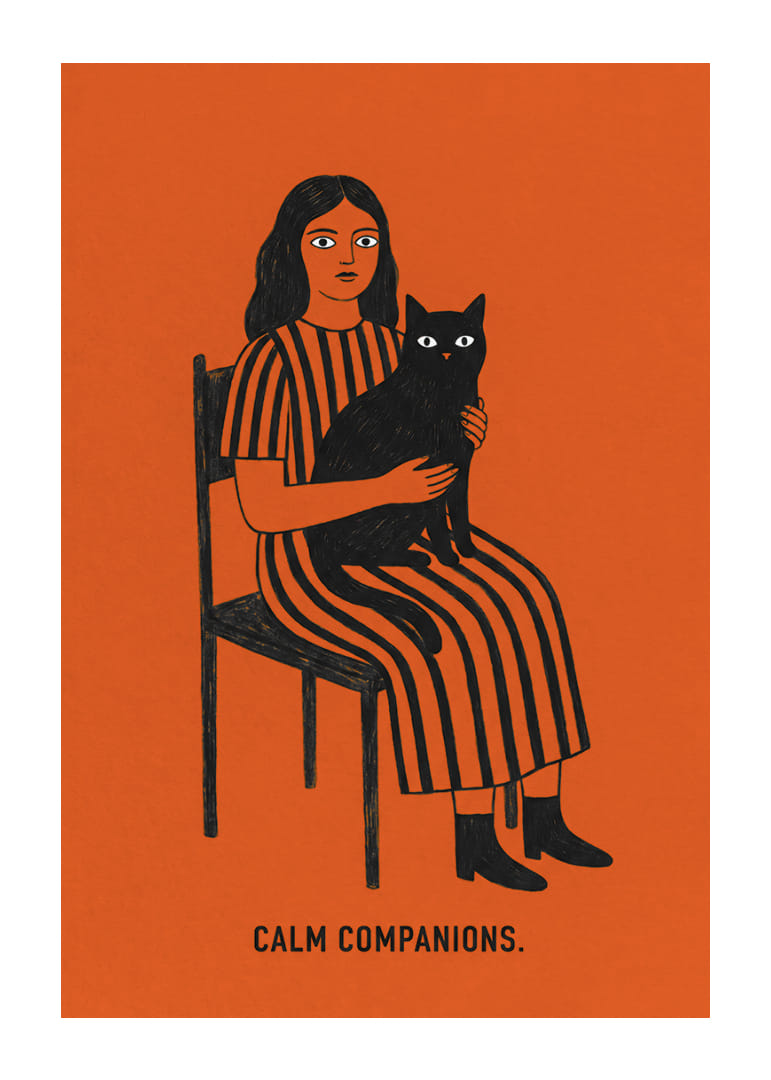 Een vrouw en een kat in vredig samenzijn tegen een warme oranje achtergrond.-12