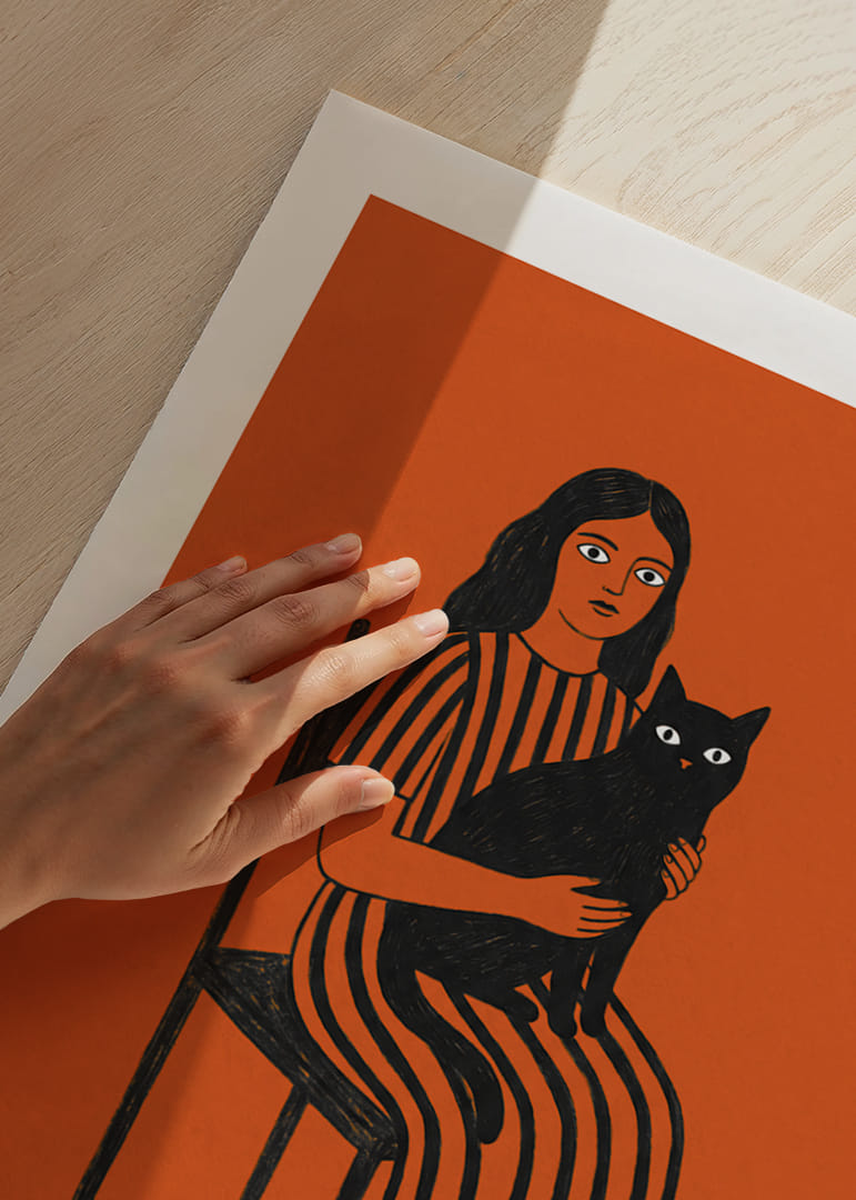Een vrouw en een kat in vredig samenzijn tegen een warme oranje achtergrond.-12