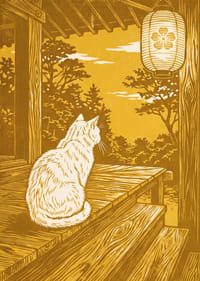 Un gatto riposa su una veranda, circondato da una bellezza dorata.-7