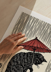 Un gatto con un ombrello rosso in un'elegante stampa in bianco e nero.-9
