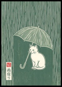Un gatto siede tranquillamente sotto un ombrello sotto la pioggia.-6