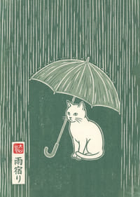 Un gatto siede tranquillamente sotto un ombrello sotto la pioggia.-7