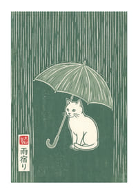 Un gatto siede tranquillamente sotto un ombrello sotto la pioggia.-1