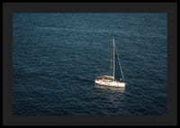 En segelbåt glider över det stilla, djupblå havet.-4