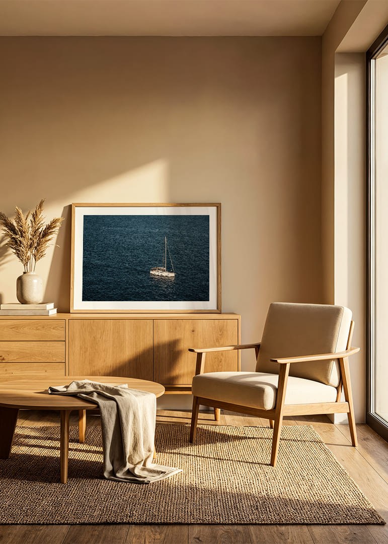 En segelbåt glider över det stilla, djupblå havet.-12