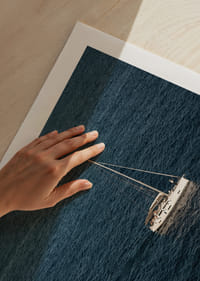En segelbåt glider över det stilla, djupblå havet.-9