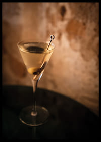 En elegant Martini med gyllene toner mot en stämningsfull bakgrund.-6