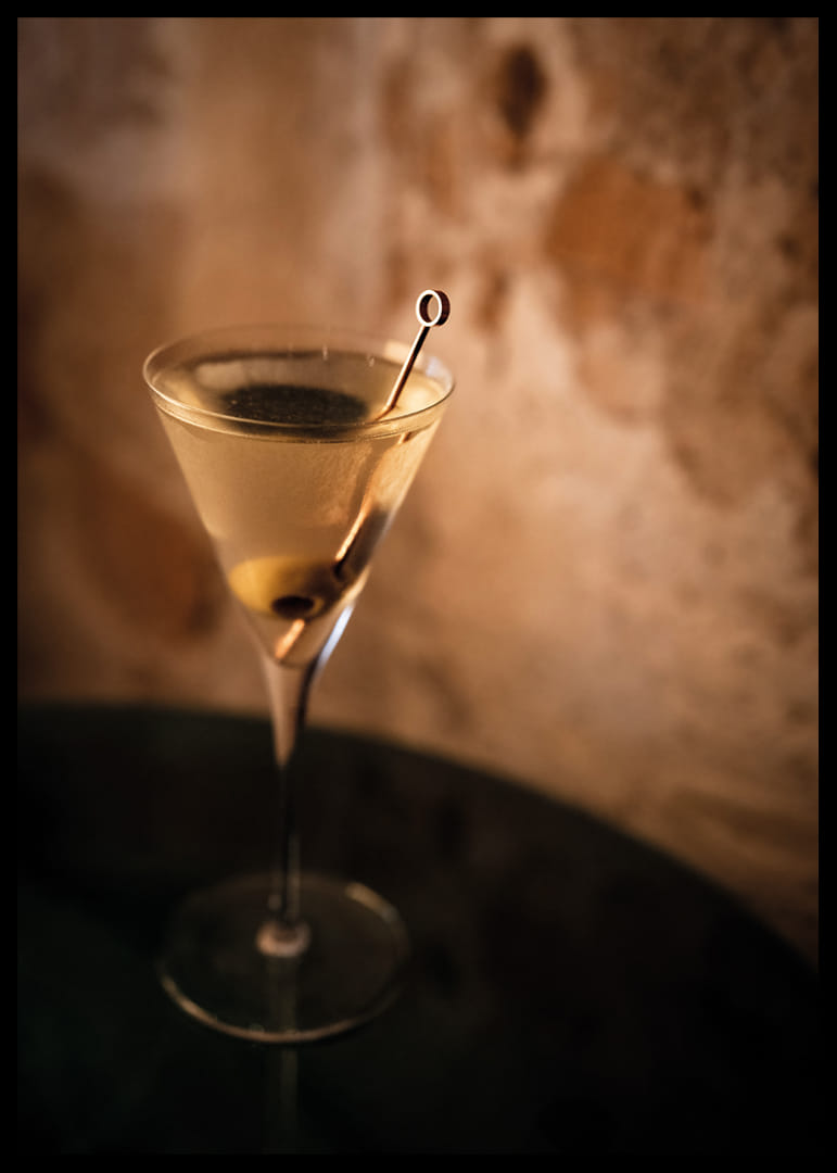 En elegant Martini med gyllene toner mot en stämningsfull bakgrund.-12