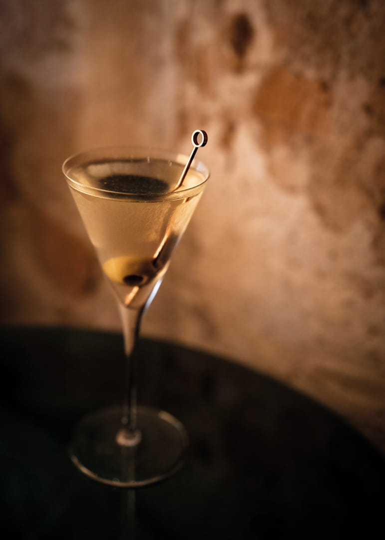 En elegant Martini med gyllene toner mot en stämningsfull bakgrund.-12