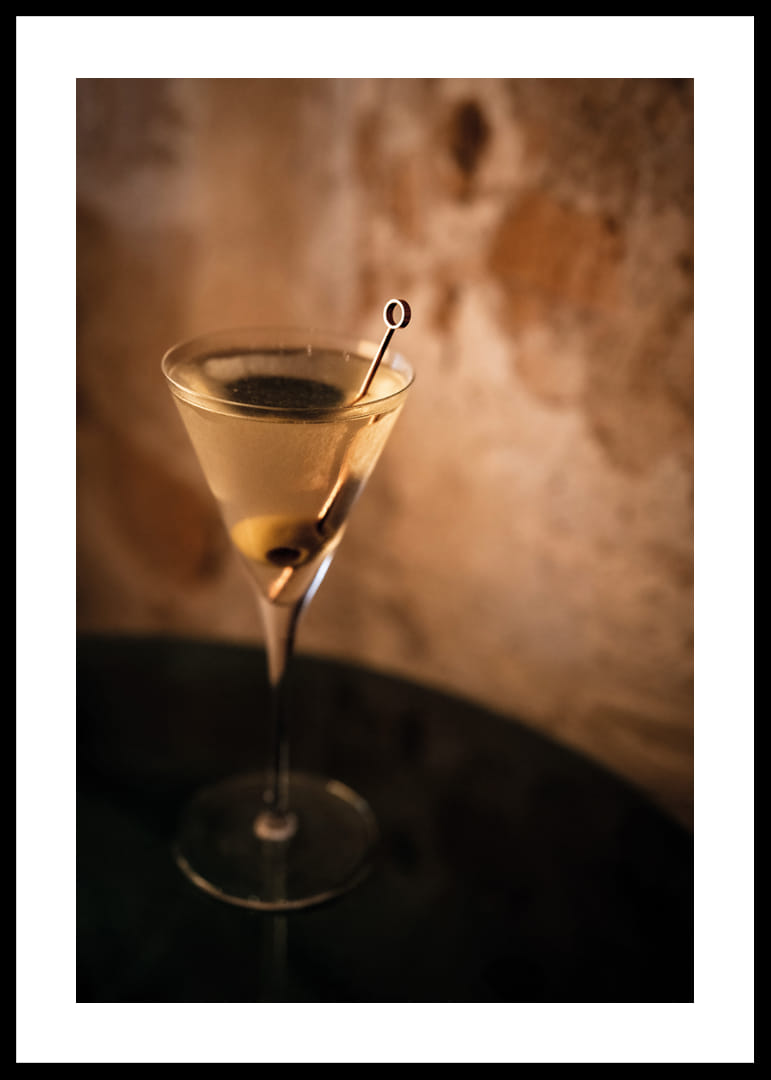 En elegant Martini med gyllene toner mot en stämningsfull bakgrund.-12