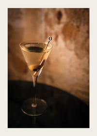 En elegant Martini med gyllene toner mot en stämningsfull bakgrund.-3