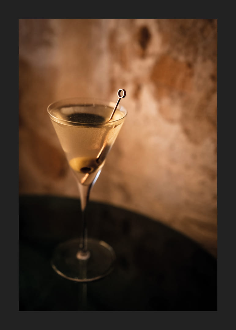 En elegant Martini med gyllene toner mot en stämningsfull bakgrund.-12