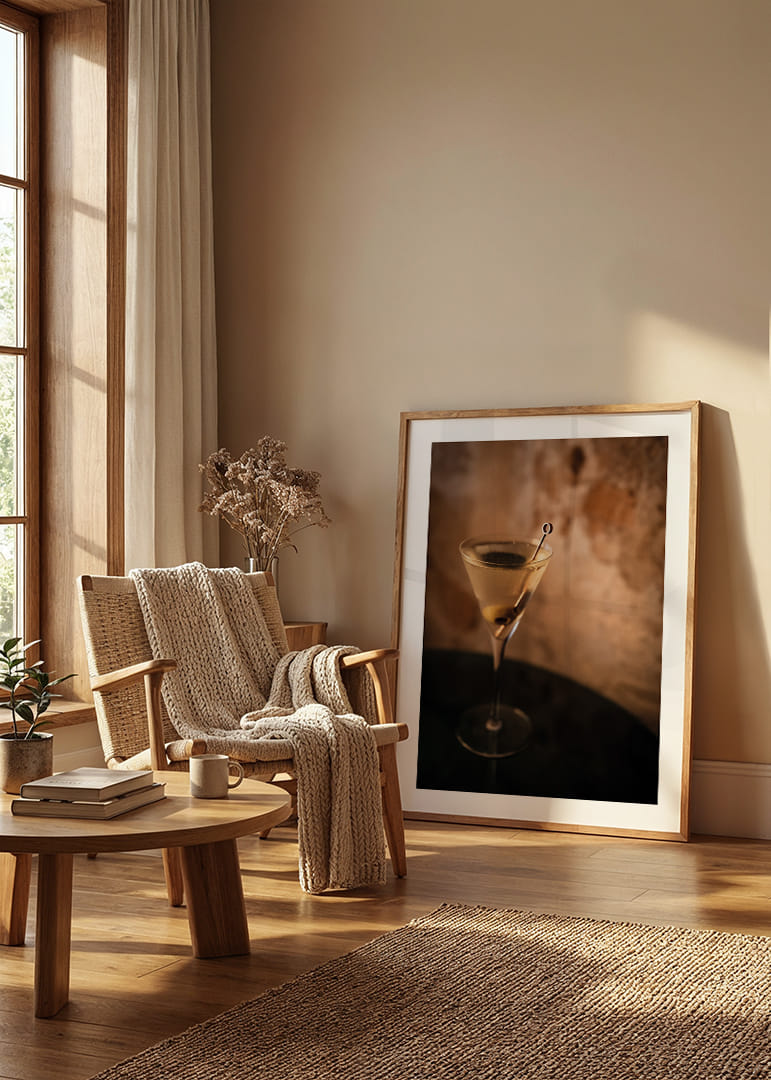 En elegant Martini med gyllene toner mot en stämningsfull bakgrund.-12