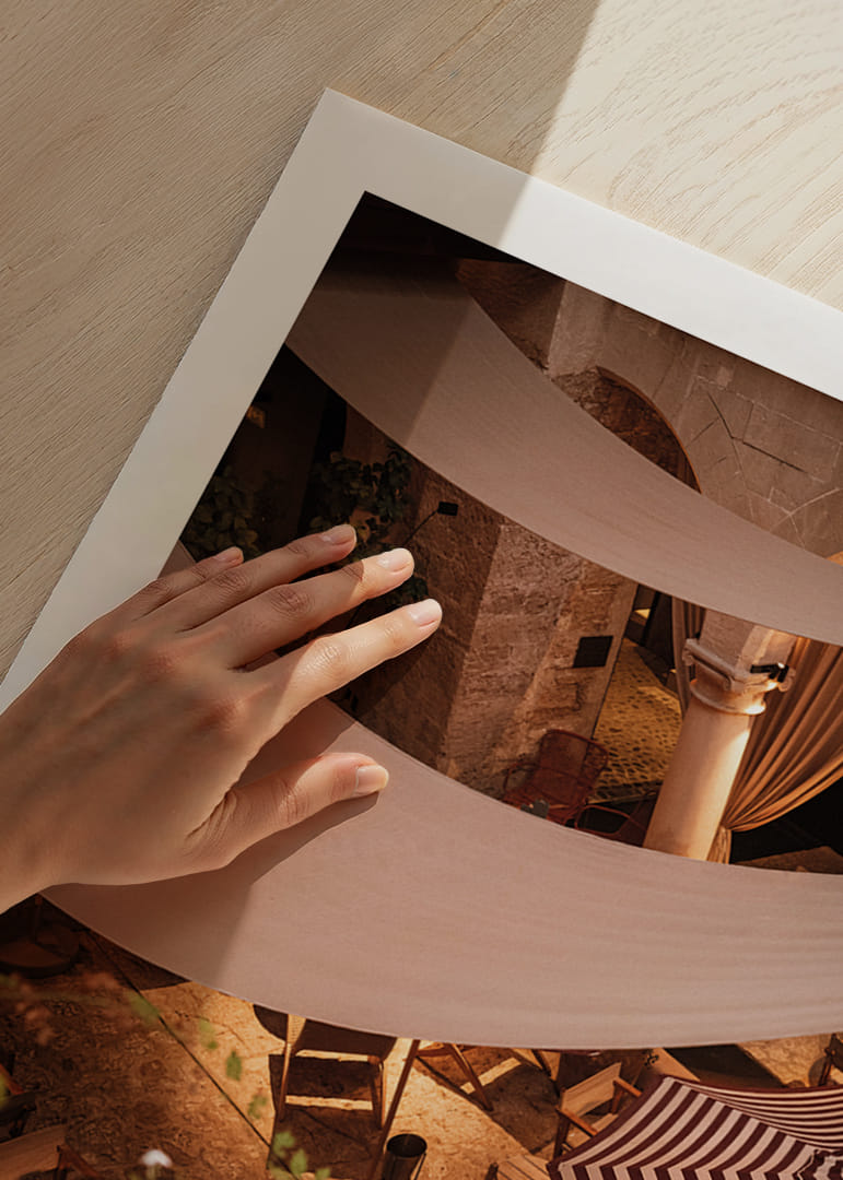 En romantisk kväll på en intim innergård med mjukt ljus.-12