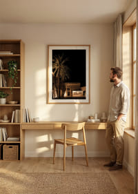 Natten omsluter Es Baluard med en mystisk glöd och slanka palmer.-8