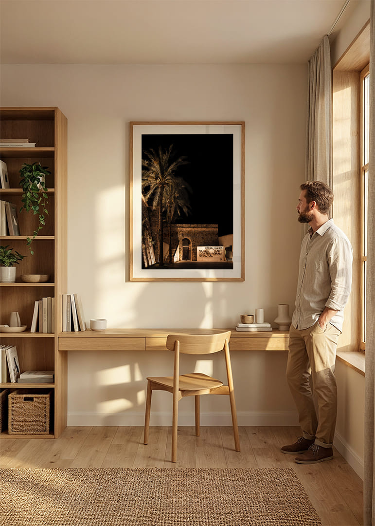 Natten omsluter Es Baluard med en mystisk glöd och slanka palmer.-12
