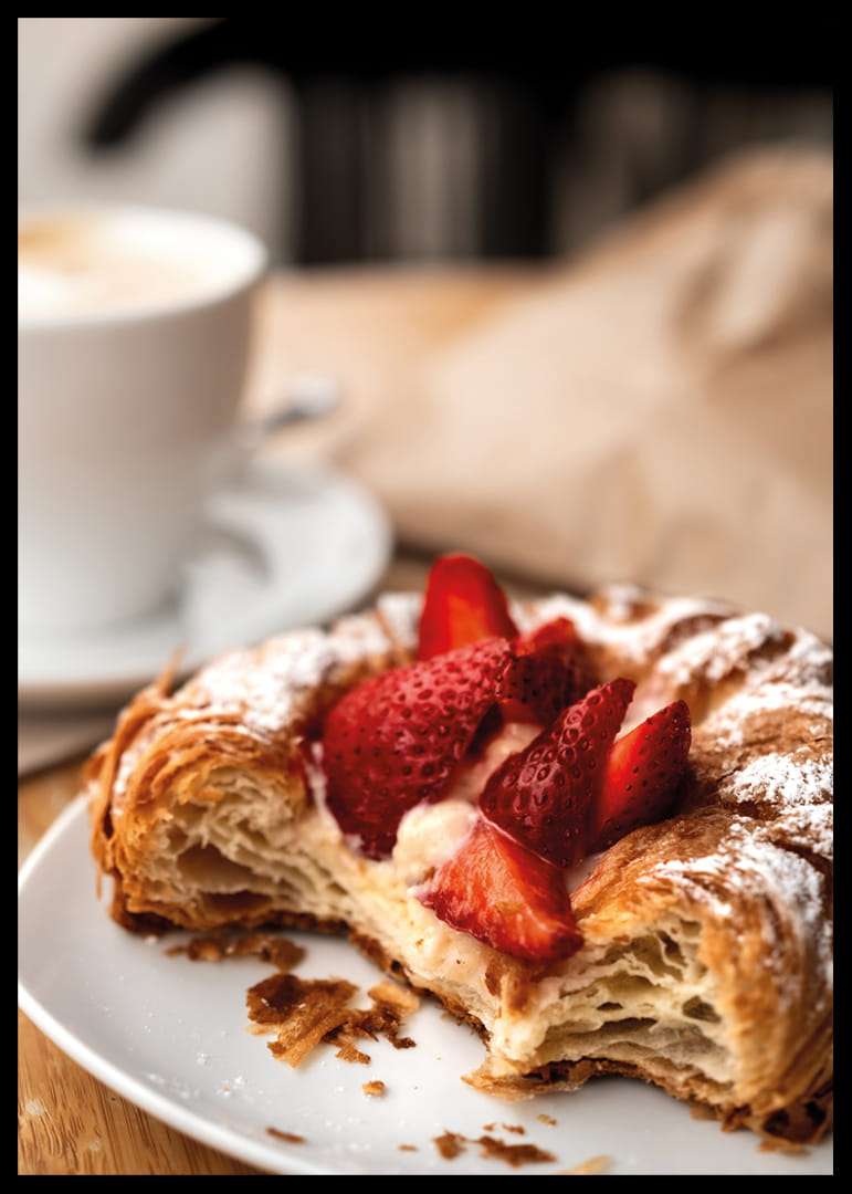 Krispig croissant med jordgubbar och kaffe för en perfekt morgon.-12