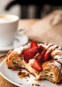 Krispig croissant med jordgubbar och kaffe för en perfekt morgon.-7