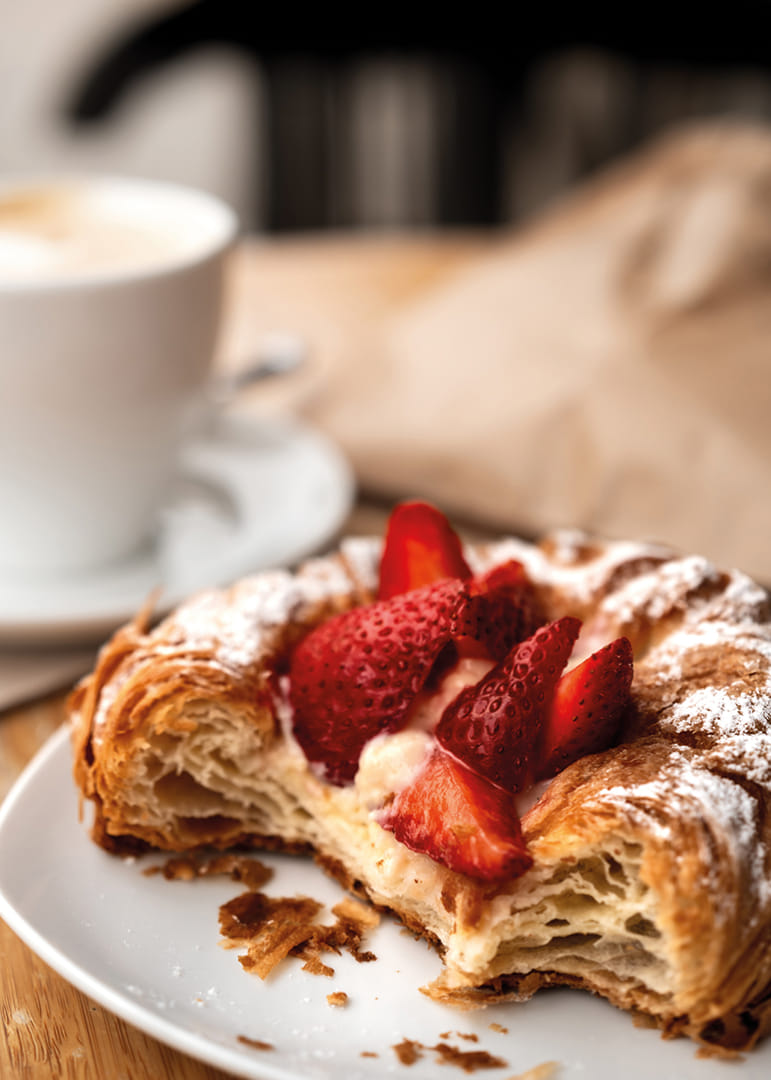 Krispig croissant med jordgubbar och kaffe för en perfekt morgon.-12