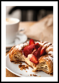 Krispig croissant med jordgubbar och kaffe för en perfekt morgon.-0