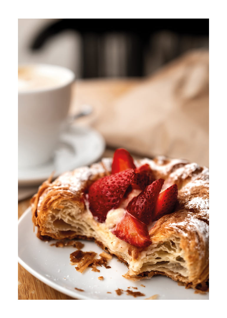 Krispig croissant med jordgubbar och kaffe för en perfekt morgon.-12