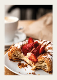 Cruasán crujiente con fresas y café para una mañana perfecta.-3
