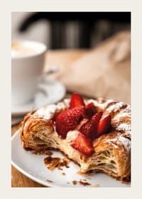 Krispig croissant med jordgubbar och kaffe för en perfekt morgon.-3