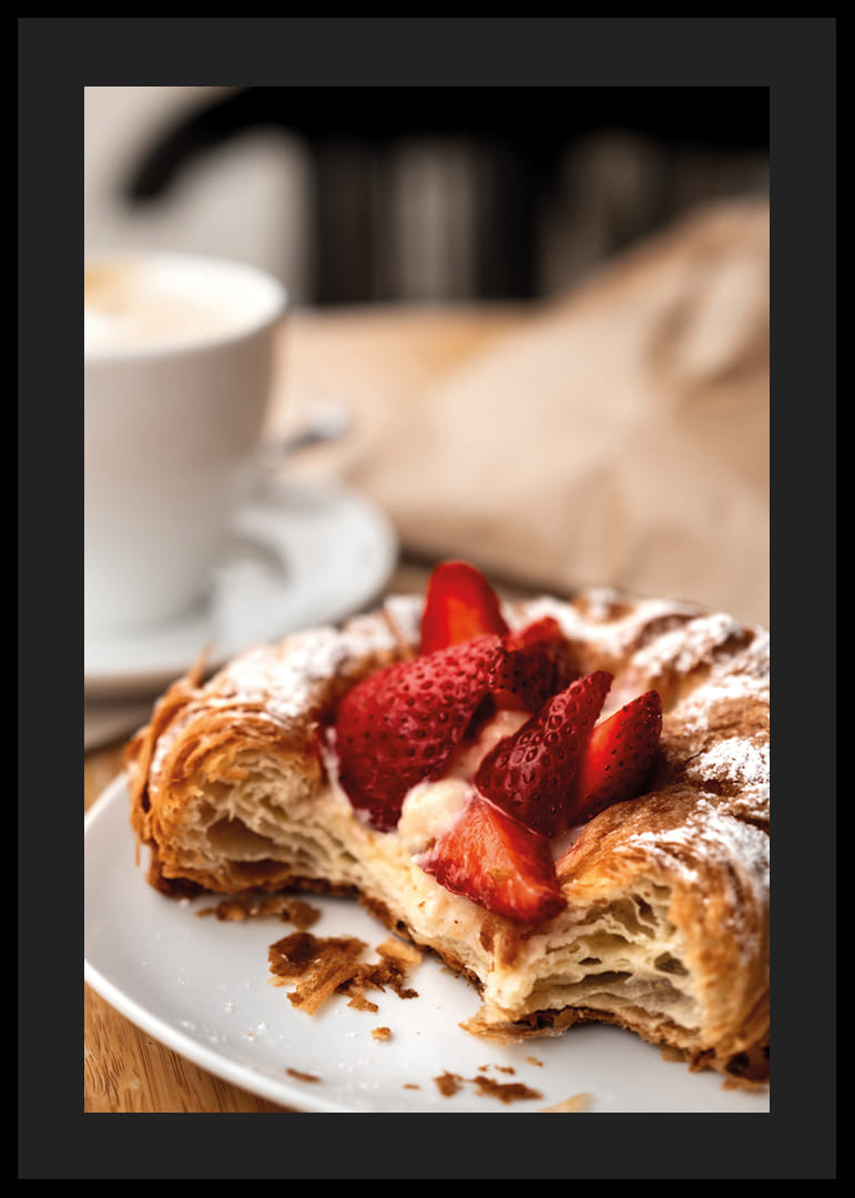 Krispig croissant med jordgubbar och kaffe för en perfekt morgon.-12