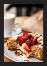 Krispig croissant med jordgubbar och kaffe för en perfekt morgon.-5