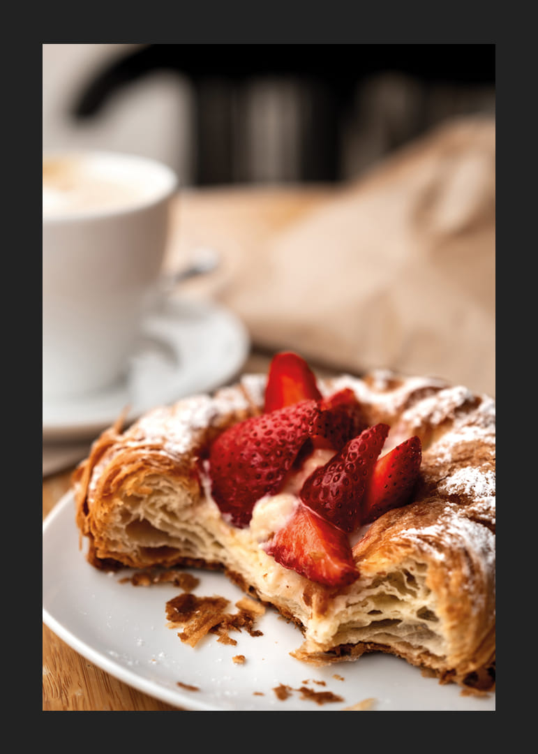 Krispig croissant med jordgubbar och kaffe för en perfekt morgon.-12