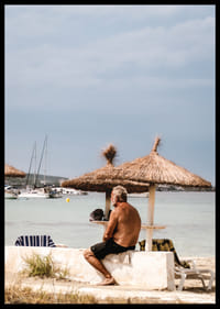 En man slappnar av vid havet med lugn utsikt.-6