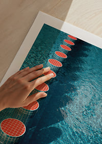 Rote und blaue Farbtöne erzeugen eine rhythmische Symmetrie im Wasser.-9