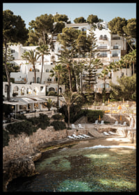 Encantadora arquitectura mediterránea en la costa al atardecer.-6