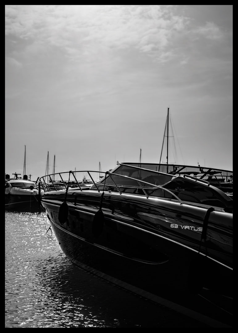 Silhouetten von Booten in einer ruhigen Wasserlandschaft.-12