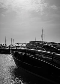 Silhouetten von Booten in einer ruhigen Wasserlandschaft.-7
