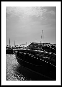 Silhouetten von Booten in einer ruhigen Wasserlandschaft.-0