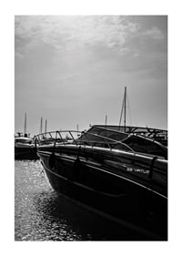 Silhouetten von Booten in einer ruhigen Wasserlandschaft.-1