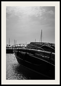 Silhouetten von Booten in einer ruhigen Wasserlandschaft.-2