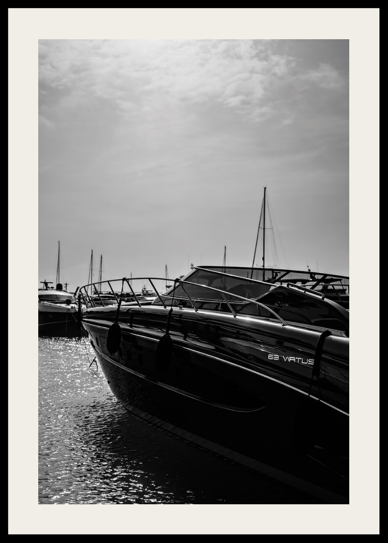Silhouetten von Booten in einer ruhigen Wasserlandschaft.-12