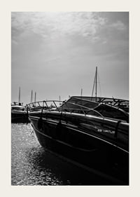 Silhouetten von Booten in einer ruhigen Wasserlandschaft.-3